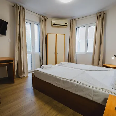 модерен артемида с басейн и градина Appartement