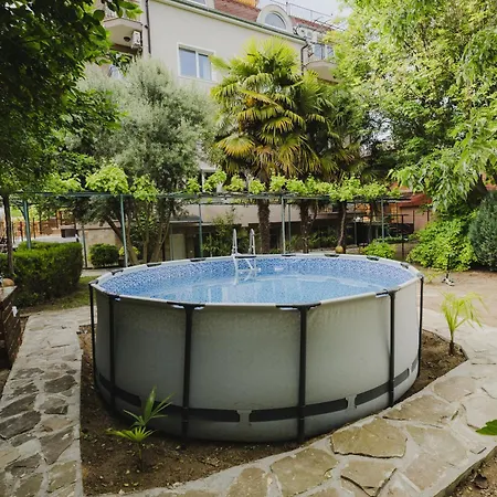 модерен артемида с басейн и градина Appartement Ravda